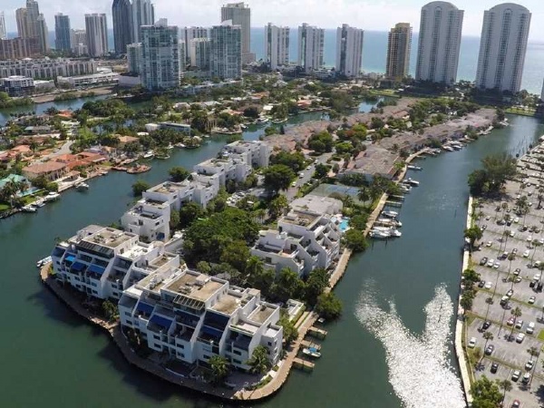 Poinciana Yacht and Racquet - Florida Waterfront Condos